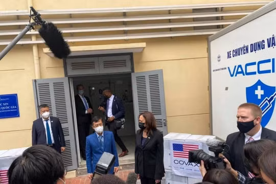 Phó Tổng thống Mỹ Kamala Harris đến thăm và làm việc tại Viện vệ sinh dịch tễ trung ương