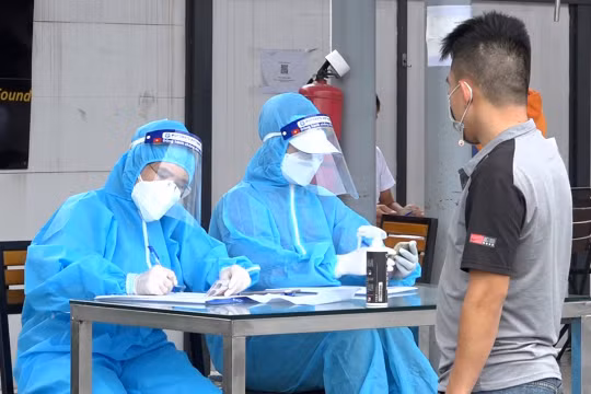 Hà Nội: Đảm bảo an toàn phòng chống dịch tại điểm test nhanh Covid-19 cho lái xe "luồng xanh"