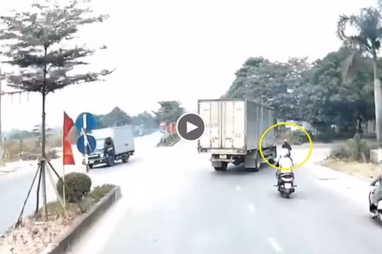Bị xe tải đâm khi đang ôm cua, người phụ nữ may mắn thoát nạn