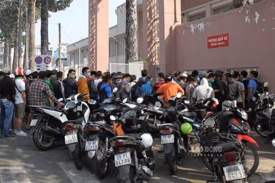 Gần 1.000 người hâm mộ bóng đá xếp hàng mua vé trận mở màn của HAGL