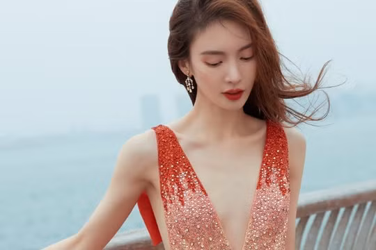 Sao nữ Hoa ngữ cắn răng chụp ảnh dưới thời tiết âm độ
