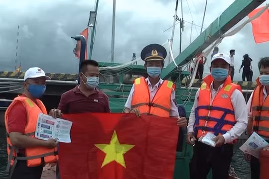 Báo Người Lao Động trao tặng 1.000 lá cờ Tổ quốc đến với ngư dân Phú Quốc