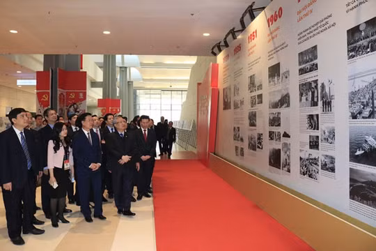 Khai trương Trưng bày sách, báo, ảnh “Vững bước dưới cờ Đảng quang vinh”