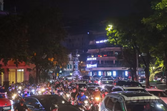 "Biển người" đổ về hồ Gươm đêm Trung thu, khiến nơi đây ùn tắc kéo dài