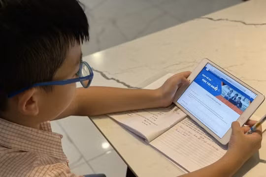 Học trực tuyến hay số hóa hệ thống giáo dục, sự lựa chọn nào cho tương lai?