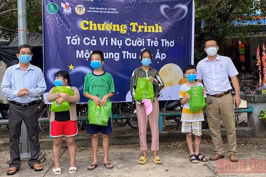 Hội Nhà báo Phú Yên trao quà cho 150 em có hoàn cảnh khó khăn