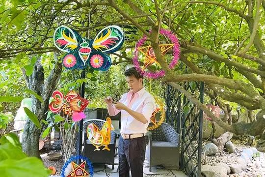 Đàm Vĩnh Hưng trang trí vườn nhà bình yên đón Trung thu