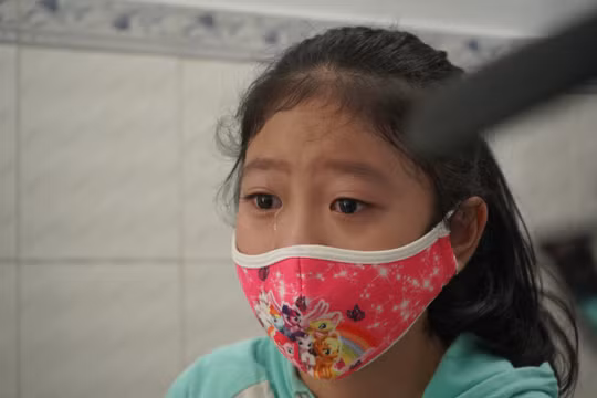 Bé gái 12 tuổi mất mẹ và bà ngoại do Covid-19, sống nhờ vào tình thương của người hàng xóm