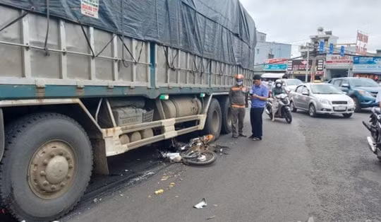 Đắk Lắk: Va chạm với xe tải, nam sinh lớp 12 đi xe máy tử vong
