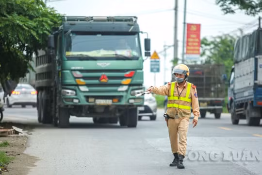 Hà Nội: Đội CSGT huyện Thạch Thất “kêu khó” trong việc xử lý xe quá tải