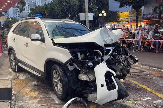 Nữ tài xế đạp nhầm chân ga lao xe lên vỉa hè làm 2 người bị thương