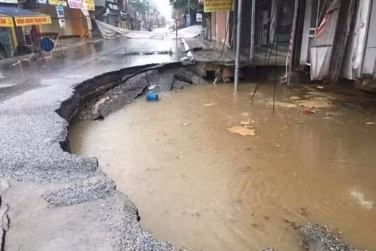 Hà Nội: Hố tử thần trên tỉnh lộ 419 tiếp tục mở rộng sau trận mưa lớn