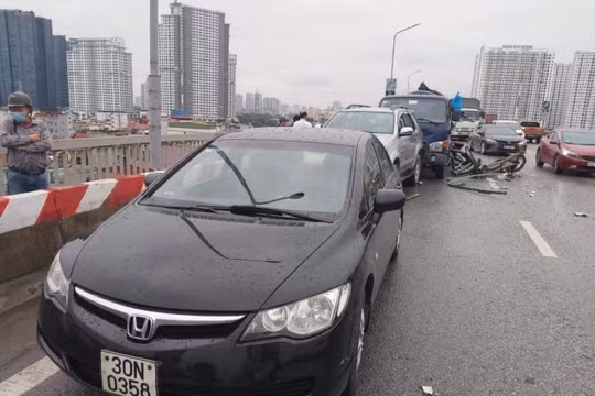 Hà Nội: Va chạm liên hoàn trên cầu Thăng Long, giao thông ùn tắc cả 2 chiều