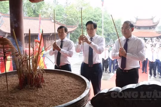 Phú Thọ: Thành kính dâng hương Đức Quốc Tổ Lạc Long Quân và Tổ Mẫu Âu Cơ