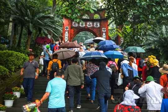 Hàng nghìn người dân "đội mưa" đi lễ giỗ tổ Hùng Vương
