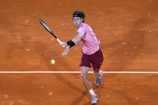 Tay vợt Andrey Rublev hạ Rafael Nadal trên sân đất nện