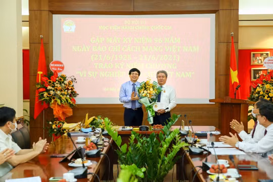 Trao tặng Kỷ niệm chương “Vì sự nghiệp báo chí Việt Nam” cho Giám đốc Học viện Hành chính quốc gia