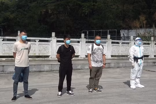 Cao Bằng: Bàn giao 3 người Trung Quốc nhập cảnh trái phép vào Việt Nam