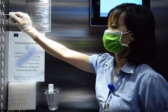 Đi thang máy thế nào để tránh nhiễm Covid-19?