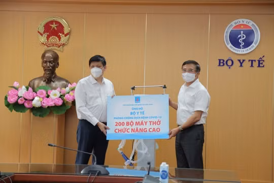 Petrovietnam trao tặng 200 máy thở dòng chức năng cao phục vụ điều trị bệnh nhân Covid-19 nặng