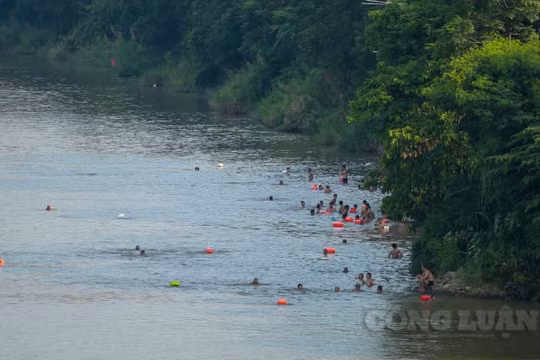 Hàng trăm người đến tắm ở bãi giữa sông Hồng như không hề có dịch COVID-19
