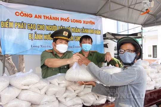 Công an An Giang hỗ trợ 110 tấn gạo cho người dân gặp khó mùa Covid-19