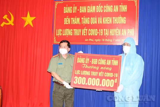 Đại đội truy vết “giặc” Covid-19 mặc áo chống dịch khi nhận giấy khen