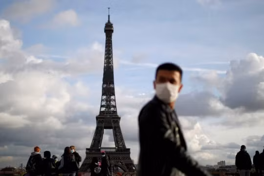 Tháp Eiffel mở cửa trở lại sau 8 tháng đóng cửa vì COVID-19