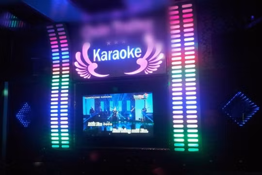 Hà Nội: Tìm người đến 3 quán karaoke mở chui có nhân viên là F0