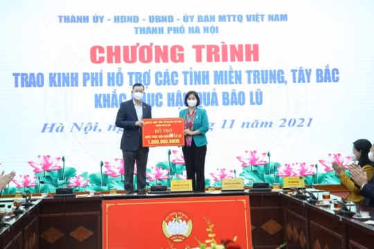 Hà Nội trao tặng 7 tỷ đồng hỗ trợ 7 tỉnh miền Trung và Tây Bắc khắc phục thiệt hại do mưa lũ