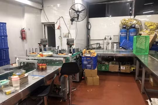 Vợ lĩnh án treo vì sản xuất sa tế giả, chồng vẫn ngang nhiên chế biến hàng "nhái"