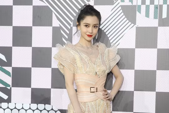 Angelababy xuất hiện tự tin như chưa hề bị cô giáo cũ chê diễn xuất kém