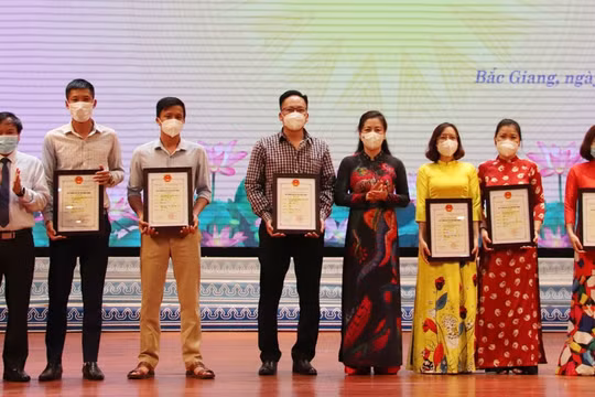 Bắc Giang: Tôn vinh những nhà báo trên tuyến đầu chống dịch Covid-19