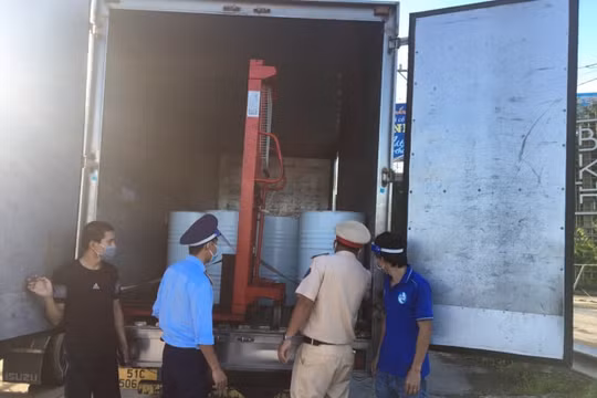 Tiền Giang: Phát hiện hàng loạt xe luồng xanh vận chuyển hàng hóa vi phạm