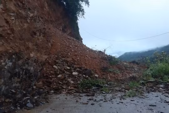 Lai Châu: Quốc lộ 4H sạt lở, giao thông ùn tắc