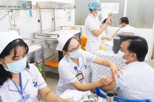 Đề xuất ưu tiên tiêm vắc xin Covid-19 cho công nhân