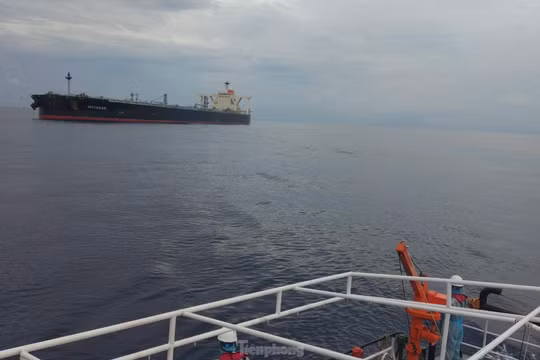 Cứu thành công thuyền viên người Philippines gặp nạn trên biển Nha Trang