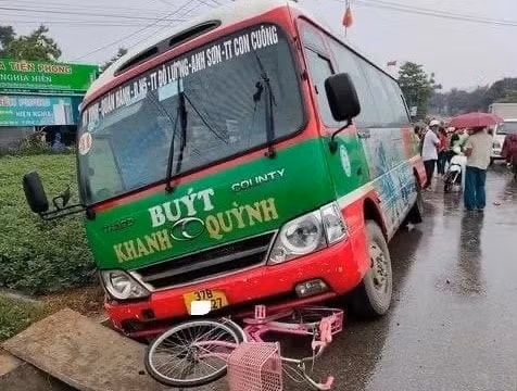Nghệ An: Xe khách tông liên hoàn, bé gái lớp 5 tử vong