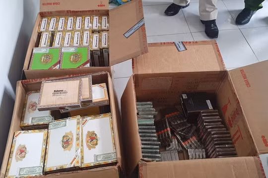 Bắt nam tiếp viên hàng không buôn bán hàng cấm