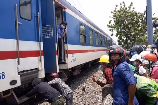 TP. HCM: Vừa nghe điện thoại vừa băng qua đường ray, một người phụ nữ bị cán tử vong