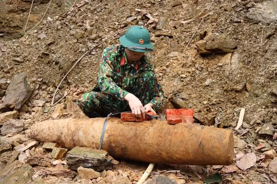 Phát hiện quả bom còn nguyên kíp nổ khi đào móng nhà