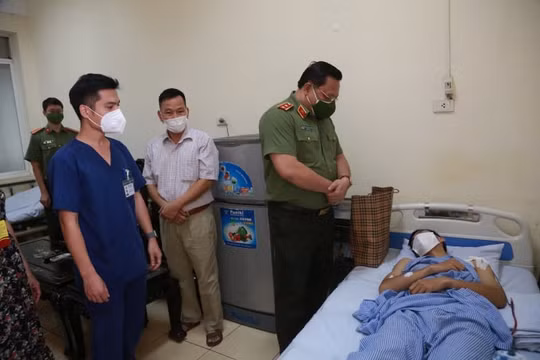 Giám đốc Công an Hà Nội thăm, động viên chiến sỹ công an bị shipper “thông chốt” đâm trọng thương