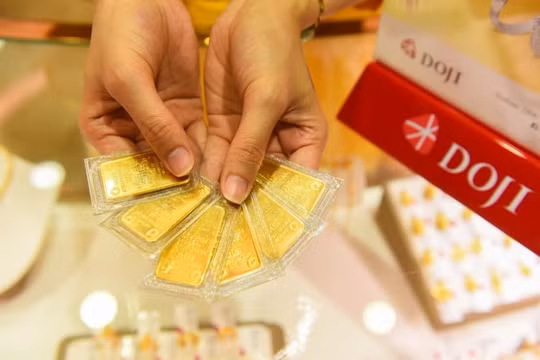 Giá vàng SJC "trượt dốc" theo vàng thế giới, người mua lỗ hơn 1,5 triệu đồng mỗi lượng