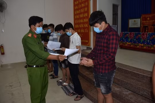 Tiền Giang: 9 người bị phạt 120 triệu đồng vì tụ tập ăn nhậu