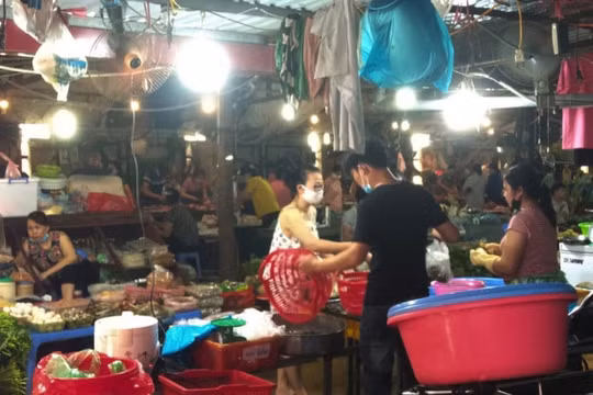 Mùa dịch: Hàng nhập vào - bán ra, giá cả “vênh lệch” đến bất ngờ