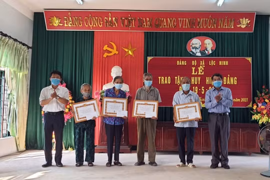 Quảng Bình: Trao tặng 192 Huy hiệu Đảng nhân dịp sinh nhật Bác