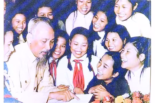Kỷ niệm 131 năm Ngày sinh nhật Bác & 80 năm Ngày Bác Hồ về nước: Nay ở trong thơ nên có thép!