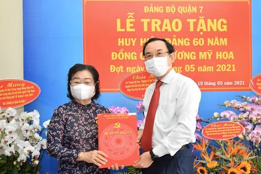 Trao Huy hiệu 60 năm tuổi Đảng cho nguyên Phó Chủ tịch nước Trương Mỹ Hoa