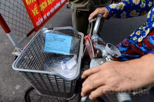 TP. HCM: Người dân xếp hàng nhận phiếu đi chợ mùa dịch