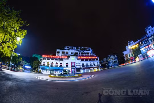 Chấp hành nghiêm giãn cách xã hội, Hà Nội vắng vẻ về đêm, nhiều tuyến phố không một bóng người